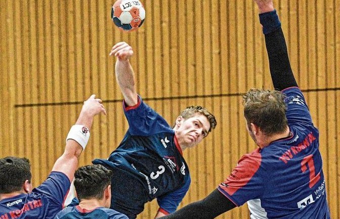 Wenn der Oberriexinger Michael Bosch (Mitte hinten) zum Sprungwurf ansetzt haben die Gegner oft das Nachsehen wie hier Lucas Baumann (rechts) und Tim Bücking. Foto: Leitner