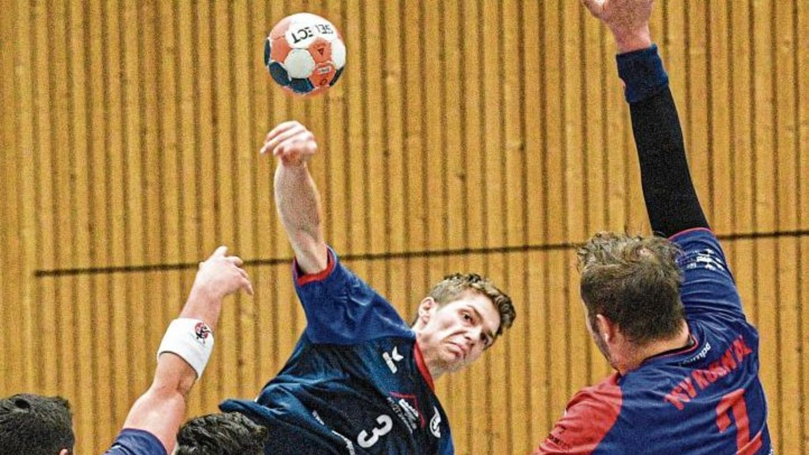Wenn der Oberriexinger Michael Bosch (Mitte hinten) zum Sprungwurf ansetzt haben die Gegner oft das Nachsehen wie hier Lucas Baumann (rechts) und Tim Bücking. Foto: Leitner Wenn der Oberriexinger Michael Bosch (Mitte hinten) zum Sprungwurf ansetzt haben die Gegner oft das Nachsehen wie hier Lucas Baumann (rechts) und Tim Bücking. Foto: Leitner