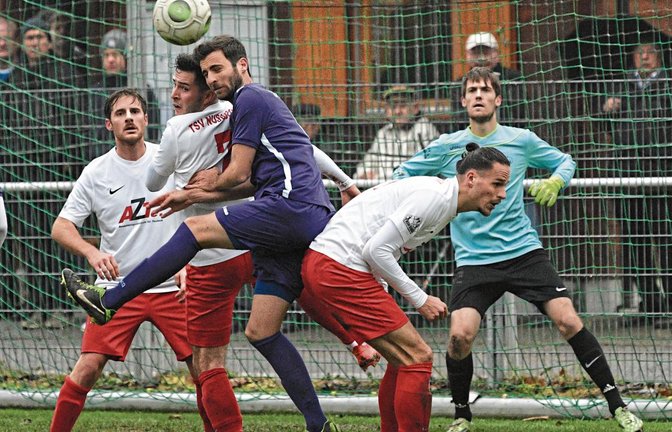 Beim TSV Nussdorf (rot-weiße Trikots) stimmt die Punktausbeute, doch er braucht noch viele Chancen, um zu seinen Toren zu kommen. Foto: Leitner