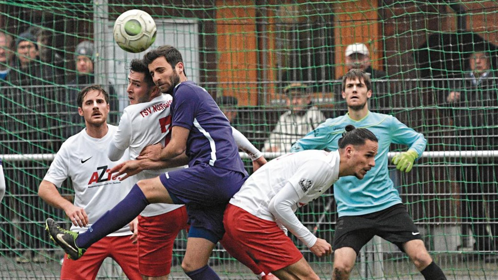 Beim TSV Nussdorf (rot-weiße Trikots) stimmt die Punktausbeute, doch er braucht noch viele Chancen, um zu seinen Toren zu kommen. Foto: Leitner Beim TSV Nussdorf (rot-weiße Trikots) stimmt die Punktausbeute, doch er braucht noch viele Chancen, um zu seinen Toren zu kommen. Foto: Leitner