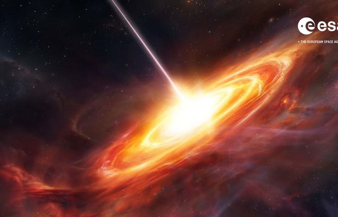Illustration eines Quasars: Eine rot-orange leuchtende Materiescheibe strömt spiralförmig in ein supermassereiches Schwarzes Loch. Ein schmaler Materiestrahl tritt aus dem Zentrum aus. Quasare gehören zu den hellsten Objekten im Universum.<span class='image-autor'>Esa</span>