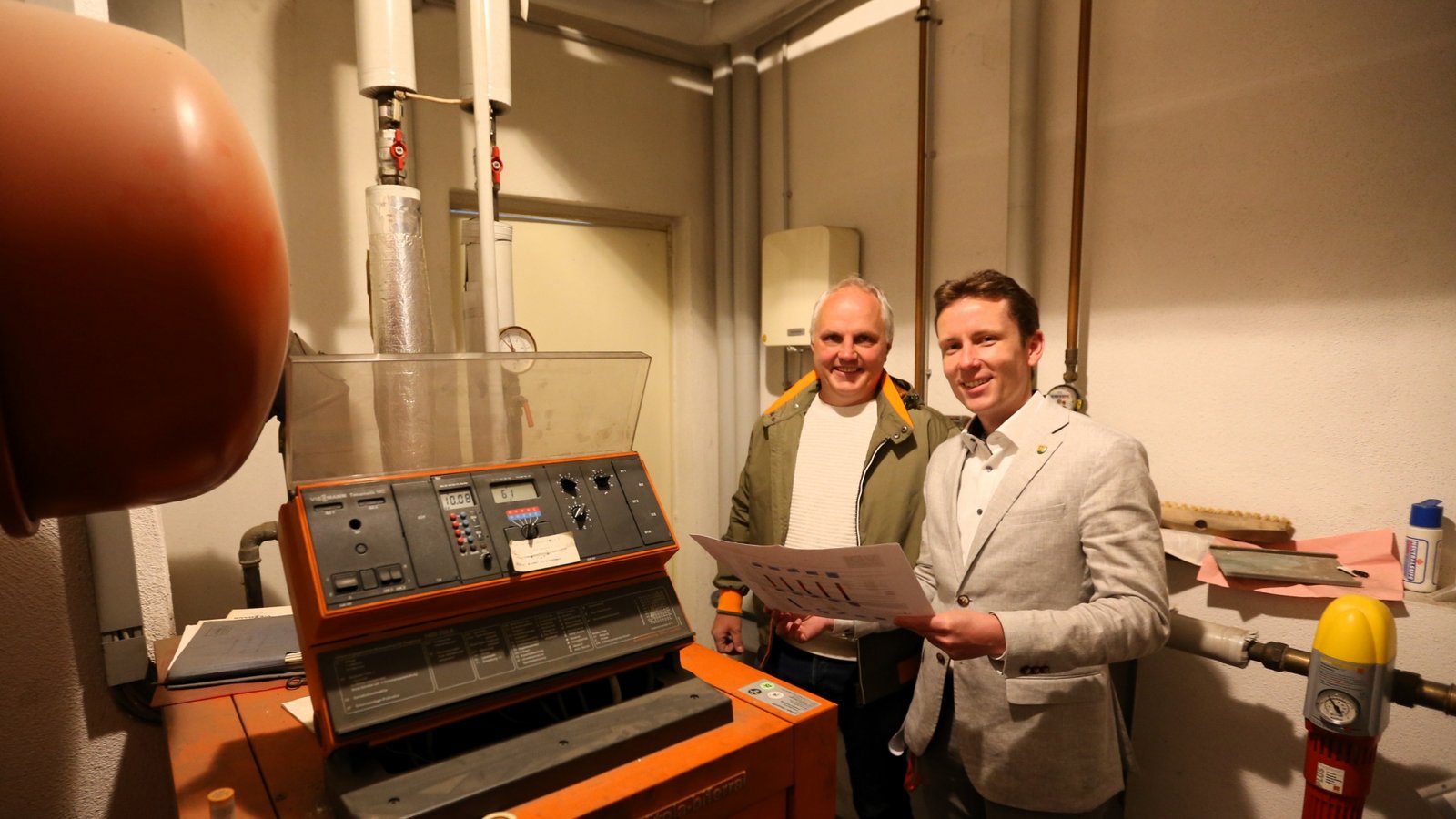 Das Hochdorfer Rathaus wird noch über eine in die Jahre gekommene Heizungsanlage versorgt, deren letzte Tage Bürgermeister Carsten Willing (rechts) und Landwirt Rüdiger Beck zählen. Das Hochdorfer Rathaus wird noch über eine in die Jahre gekommene Heizungsanlage versorgt, deren letzte Tage Bürgermeister Carsten Willing (rechts) und Landwirt Rüdiger Beck zählen.