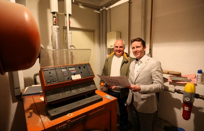 Das Hochdorfer Rathaus wird noch über eine in die Jahre gekommene Heizungsanlage versorgt, deren letzte Tage Bürgermeister Carsten Willing (rechts) und Landwirt Rüdiger Beck zählen.