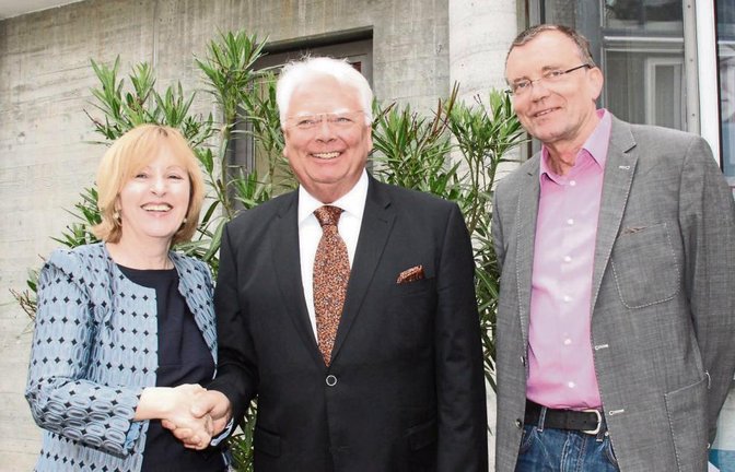 Staatssekretärin von Wartenberg gratuliert Hartmut Hühnerbein (Mitte). Wolfgang Antes von der Jugendstiftung freut sich mit ihm. Foto: Rostek
