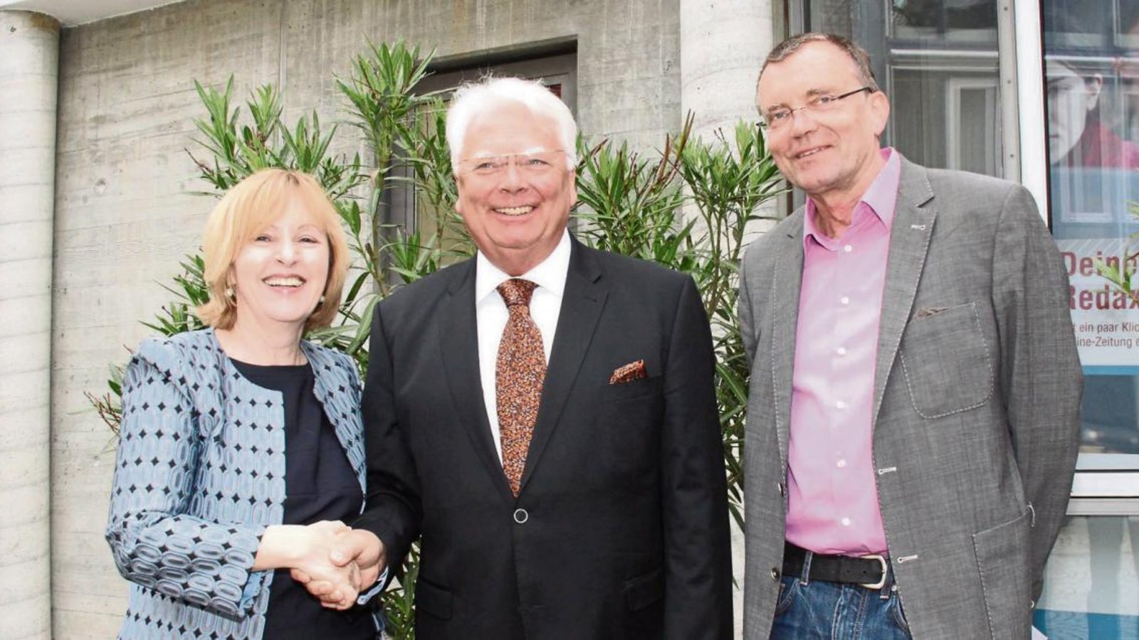 Staatssekretärin von Wartenberg gratuliert Hartmut Hühnerbein (Mitte). Wolfgang Antes von der Jugendstiftung freut sich mit ihm. Foto: Rostek
