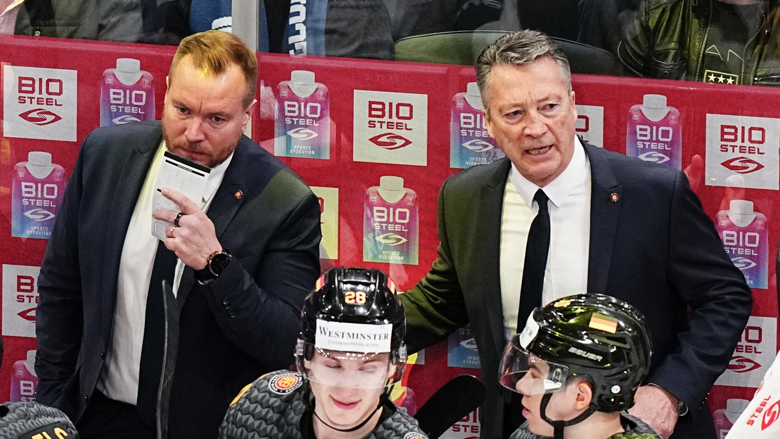 Pekka Kangasalusta (hinten links) und der Eishockey-Nationaltrainer Harold Kreis (rechts) bilden ein harmonisches Trainerteam. Foto: dpa Pekka Kangasalusta (hinten links) und der Eishockey-Nationaltrainer Harold Kreis (rechts) bilden ein harmonisches Trainerteam. Foto: dpa