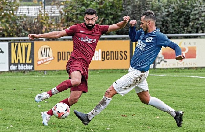 VfB-Spielertrainer Sven Adamovic (rechts) muss seit dem Spiel gegen den TSV Enzweihingen (links Kerim Gür) mit einer Bänderverletzung aussetzen.  Foto: Leitner