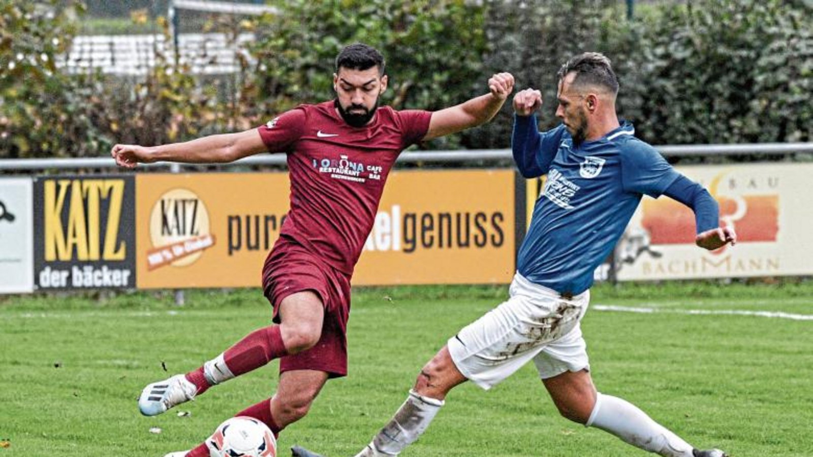 VfB-Spielertrainer Sven Adamovic (rechts) muss seit dem Spiel gegen den TSV Enzweihingen (links Kerim Gür) mit einer Bänderverletzung aussetzen.  Foto: Leitner