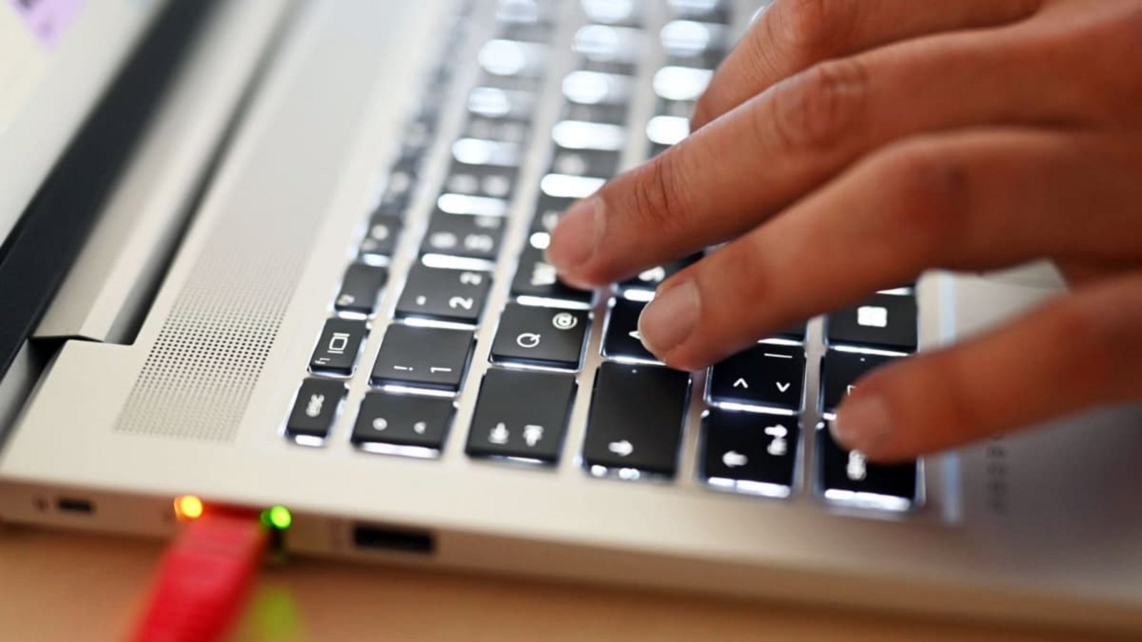 Ein Mitarbeiter des Cybercrime-Zentrums Baden-Württemberg sitzt an einem Arbeitsplatz.Uli Deck/dpa Ein Mitarbeiter des Cybercrime-Zentrums Baden-Württemberg sitzt an einem Arbeitsplatz.Uli Deck/dpa
