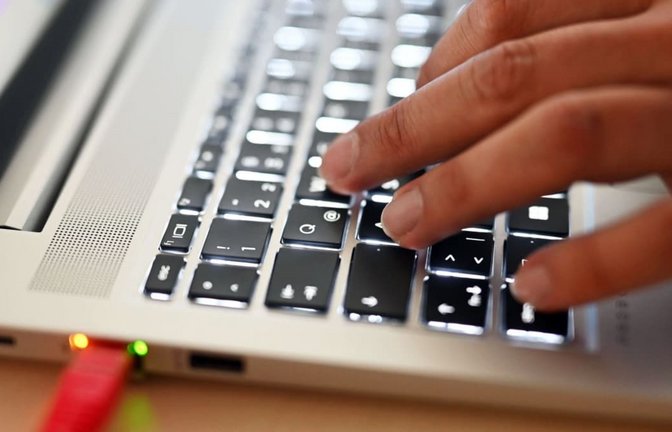 Ein Mitarbeiter des Cybercrime-Zentrums Baden-Württemberg sitzt an einem Arbeitsplatz.<span class='image-autor'>Uli Deck/dpa</span>