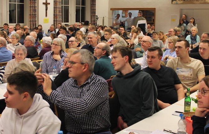 Volle Reihen beim Abendprogramm im Gemeindesaal.  <span class='image-autor'>Fotos: Pfisterer</span>