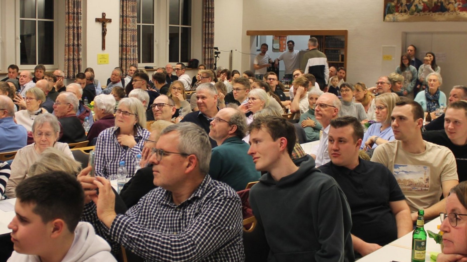 Volle Reihen beim Abendprogramm im Gemeindesaal.  Fotos: Pfisterer