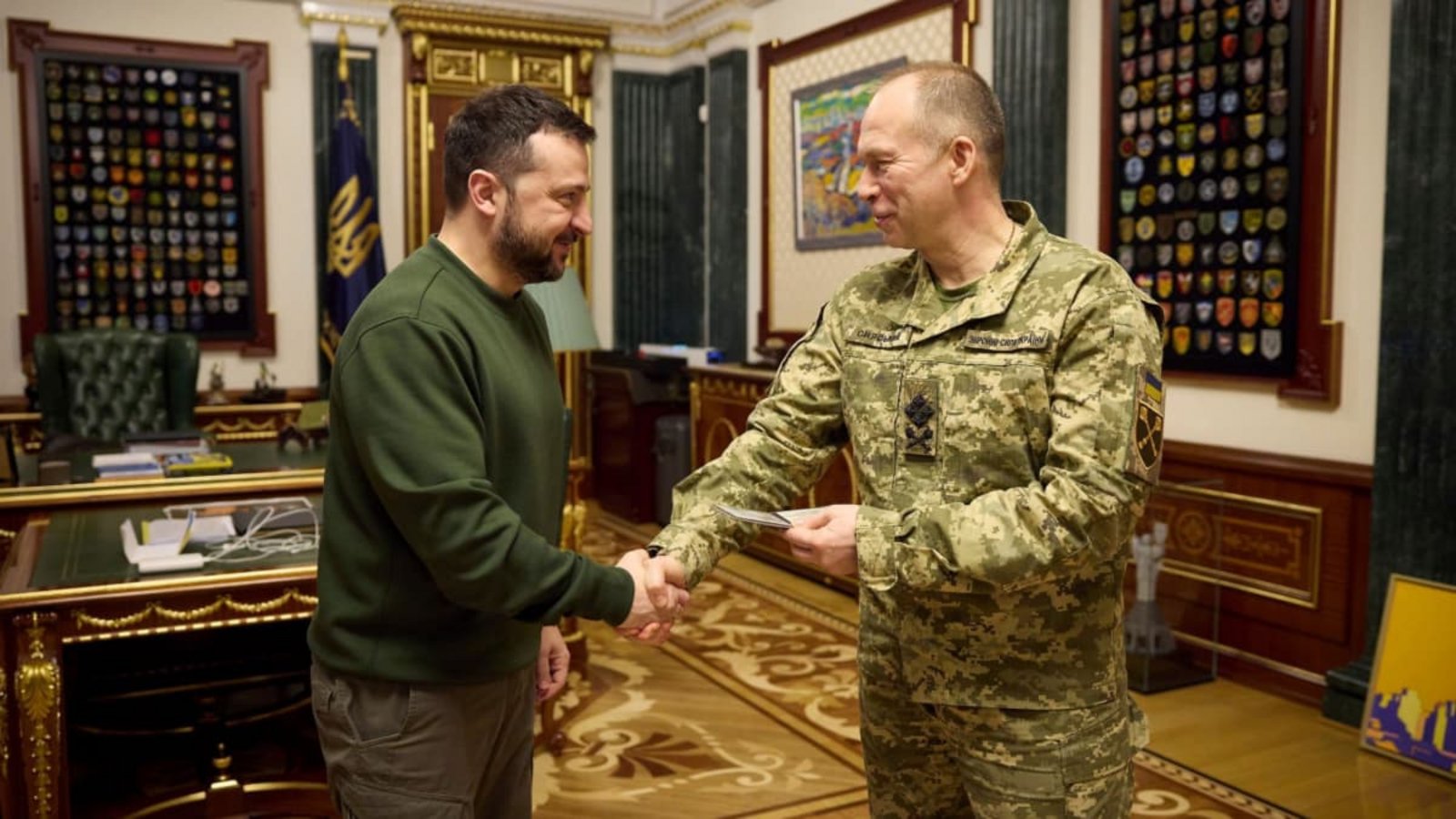 Wolodymyr Selenskyj (l), Präsident der Ukraine, überreicht Generaloberst Olexander Syrskyj, Oberbefehlshaber der ukrainischen Streitkräfte, dessen neues Beglaubigungsschreiben (Archivbild).Ukrainisches Präsidentialamt/Pool/Planet Pix via ZUMA Press Wire/dpa Wolodymyr Selenskyj (l), Präsident der Ukraine, überreicht Generaloberst Olexander Syrskyj, Oberbefehlshaber der ukrainischen Streitkräfte, dessen neues Beglaubigungsschreiben (Archivbild).Ukrainisches Präsidentialamt/Pool/Planet Pix via ZUMA Press Wire/dpa