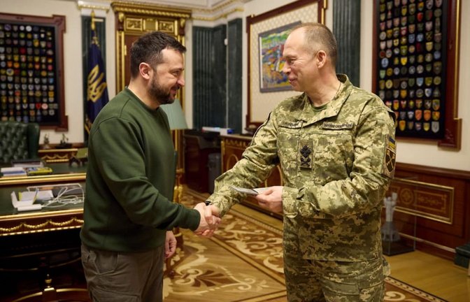Wolodymyr Selenskyj (l), Präsident der Ukraine, überreicht Generaloberst Olexander Syrskyj, Oberbefehlshaber der ukrainischen Streitkräfte,  dessen neues Beglaubigungsschreiben (Archivbild).<span class='image-autor'>Ukrainisches Präsidentialamt/Pool/Planet Pix via ZUMA Press Wire/dpa</span>