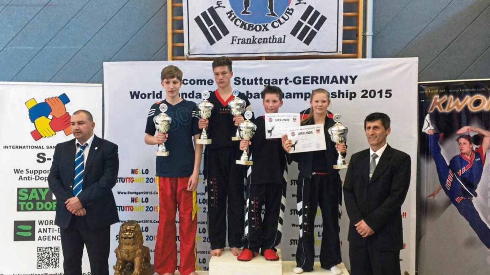 Nationale Spitze der Nachwuchs-Kickboxer: Hasan Arslan freut sich (von rechts) mit Kira Kluge, Ismail Ödemis, Drilon Rama und Tobias Mayer sowie Ahad Nobakht, dem Präsidenten des internationalen Sanda-Verbands. Foto: privat