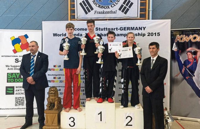 Nationale Spitze der Nachwuchs-Kickboxer: Hasan Arslan freut sich (von rechts) mit Kira Kluge, Ismail Ödemis, Drilon Rama und Tobias Mayer sowie Ahad Nobakht, dem Präsidenten des internationalen Sanda-Verbands. Foto: privat