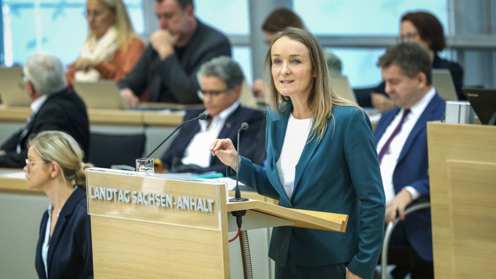Claudia Wittig (BSW) spricht bei der Sondersitzung des Landtags von Sachsen-Anhalt.Ronny Hartmann/dpa