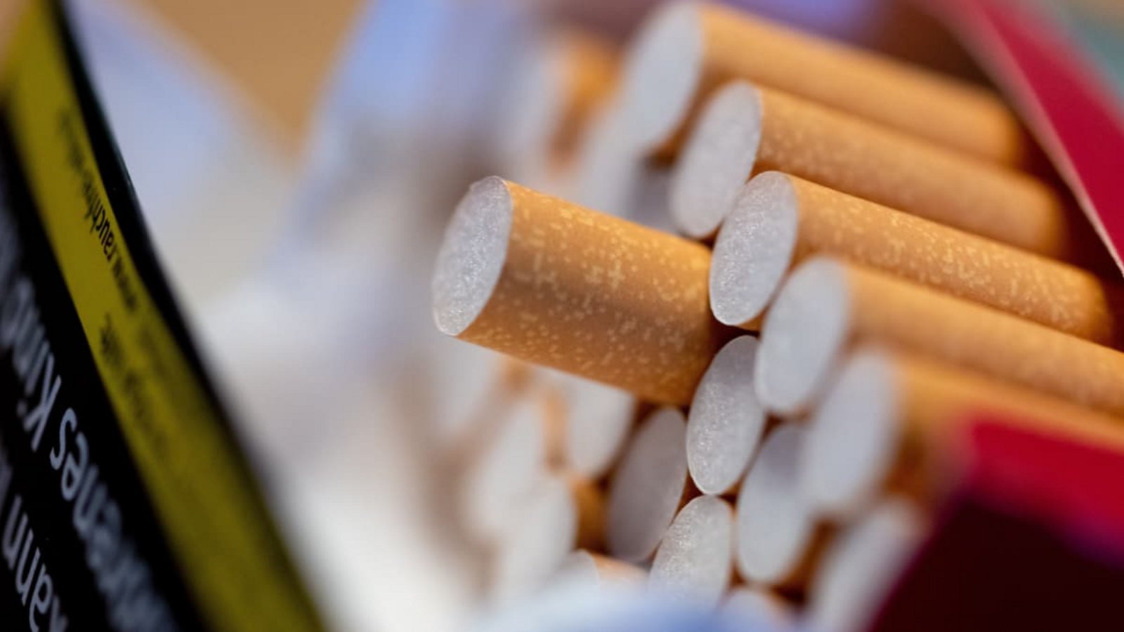 Der durchschnittliche Preis für eine Packung Zigaretten soll demnach bis 2030 schrittweise von aktuell rund 8 Euro auf fast 11,80 Euro steigen. Das wären etwa 40 Cent mehr als vor einer Woche vom Bundeskabinett beschlossen.Sven Hoppe/dpa Der durchschnittliche Preis für eine Packung Zigaretten soll demnach bis 2030 schrittweise von aktuell rund 8 Euro auf fast 11,80 Euro steigen. Das wären etwa 40 Cent mehr als vor einer Woche vom Bundeskabinett beschlossen.Sven Hoppe/dpa