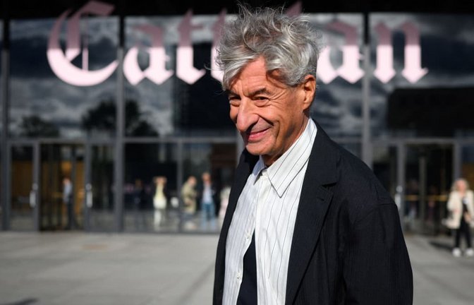 Hommage in Sütterlin: der Künstler Maurizio Cattelan steht anlässlich der Eröffnung der Sonderausstellung „NIGHT“ vor der Neuen Nationalgalerie.<span class='image-autor'>Bernd von Jutrczenka/dpa</span>