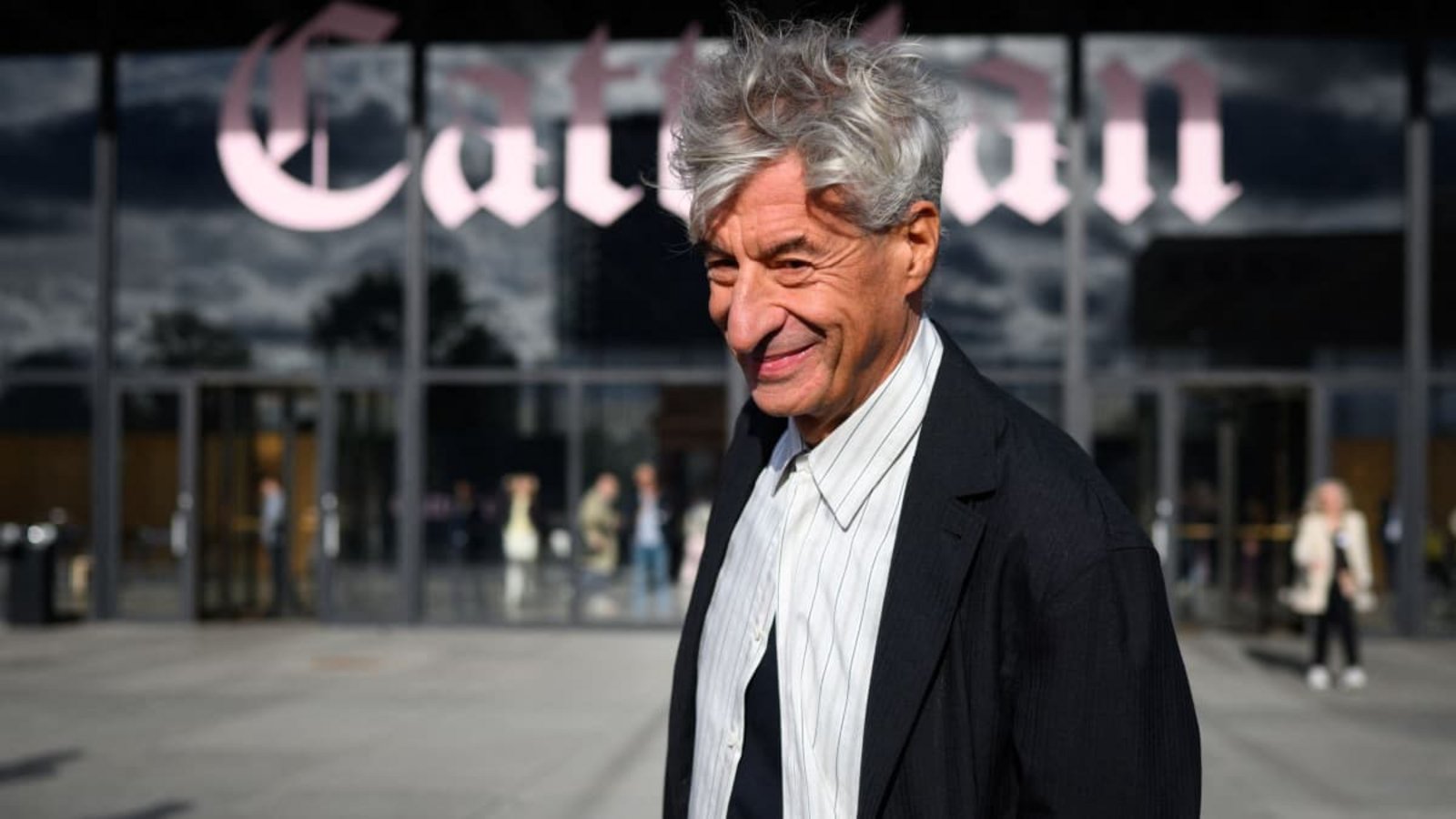 Hommage in Sütterlin: der Künstler Maurizio Cattelan steht anlässlich der Eröffnung der Sonderausstellung „NIGHT“ vor der Neuen Nationalgalerie.Bernd von Jutrczenka/dpa