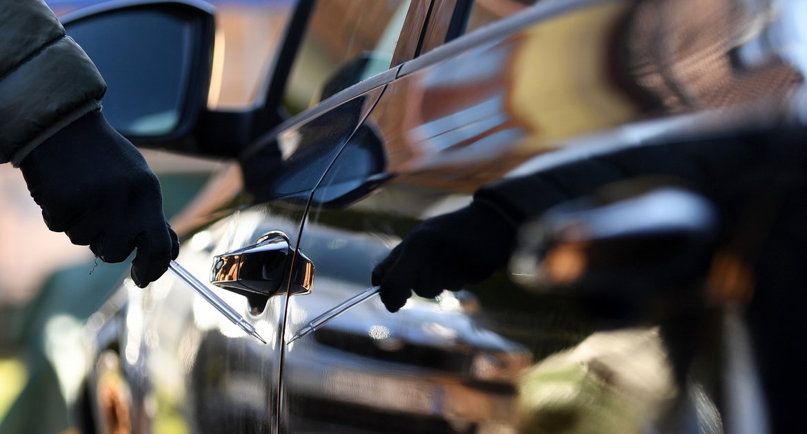 Autos, Kratzer, zerkratzt, kratzen, zerkratzen, Ein Mann steht mit einem Schraubenzieher neben einem Auto. Im Prozess um massenhaft zerkratzte Autos in Unterfranken sollen am 02.04.2020 die Plädoyers gehalten werden. Die Staatsanwaltschaft wirft dem Mann vor, 642 Fahrzeuge mutwillig beschädigt zu haben.  Foto: dpa-Bildfunk 
