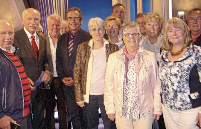 Die Gruppe der Volkshochschuler zusammen mit Wieland Backes. Foto: p