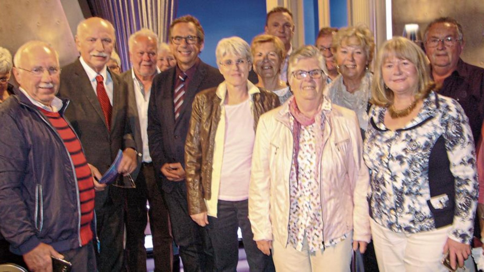 Die Gruppe der Volkshochschuler zusammen mit Wieland Backes. Foto: p