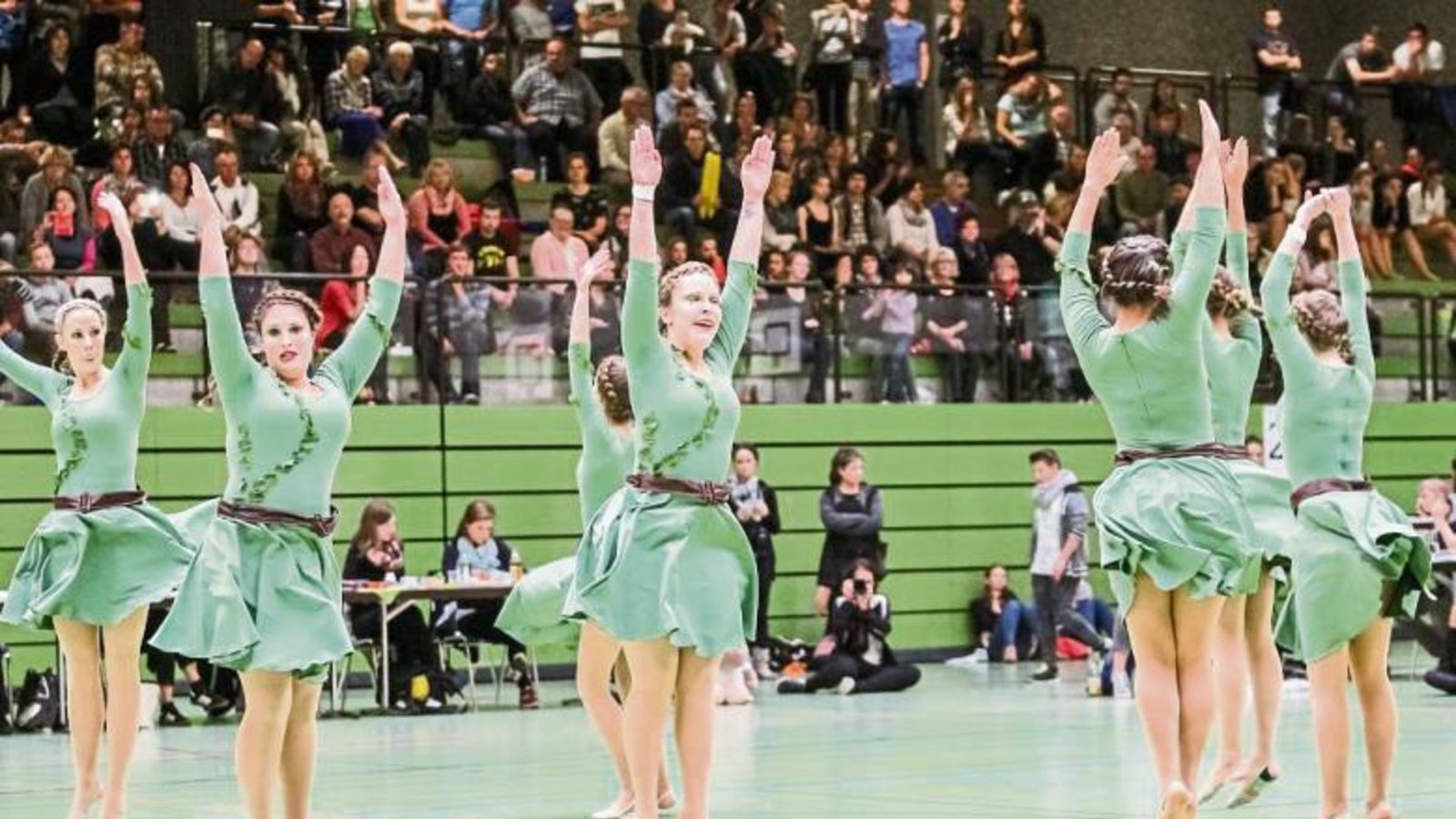 In keltisch anmutenden Kostümen und zu einem Medley von „Lord of the Dance“ überzeugten die Tänzerinnen von Accesorize die Kampfrichter. Foto: Simecek In keltisch anmutenden Kostümen und zu einem Medley von „Lord of the Dance“ überzeugten die Tänzerinnen von Accesorize die Kampfrichter. Foto: Simecek