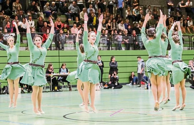 In keltisch anmutenden Kostümen und zu einem Medley von „Lord of the Dance“ überzeugten die Tänzerinnen von Accesorize die Kampfrichter. Foto: Simecek