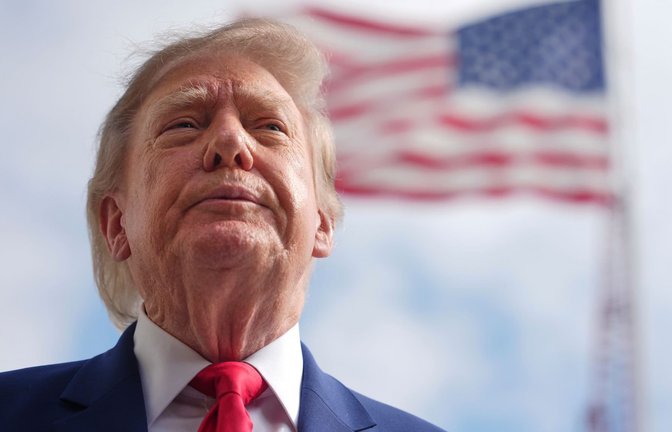 US-Präsident Trump hat neue Zölle gegen Russland vorerst auf Eis gelegt.<span class='image-autor'>Julia Demaree Nikhinson/AP/dpa</span>
