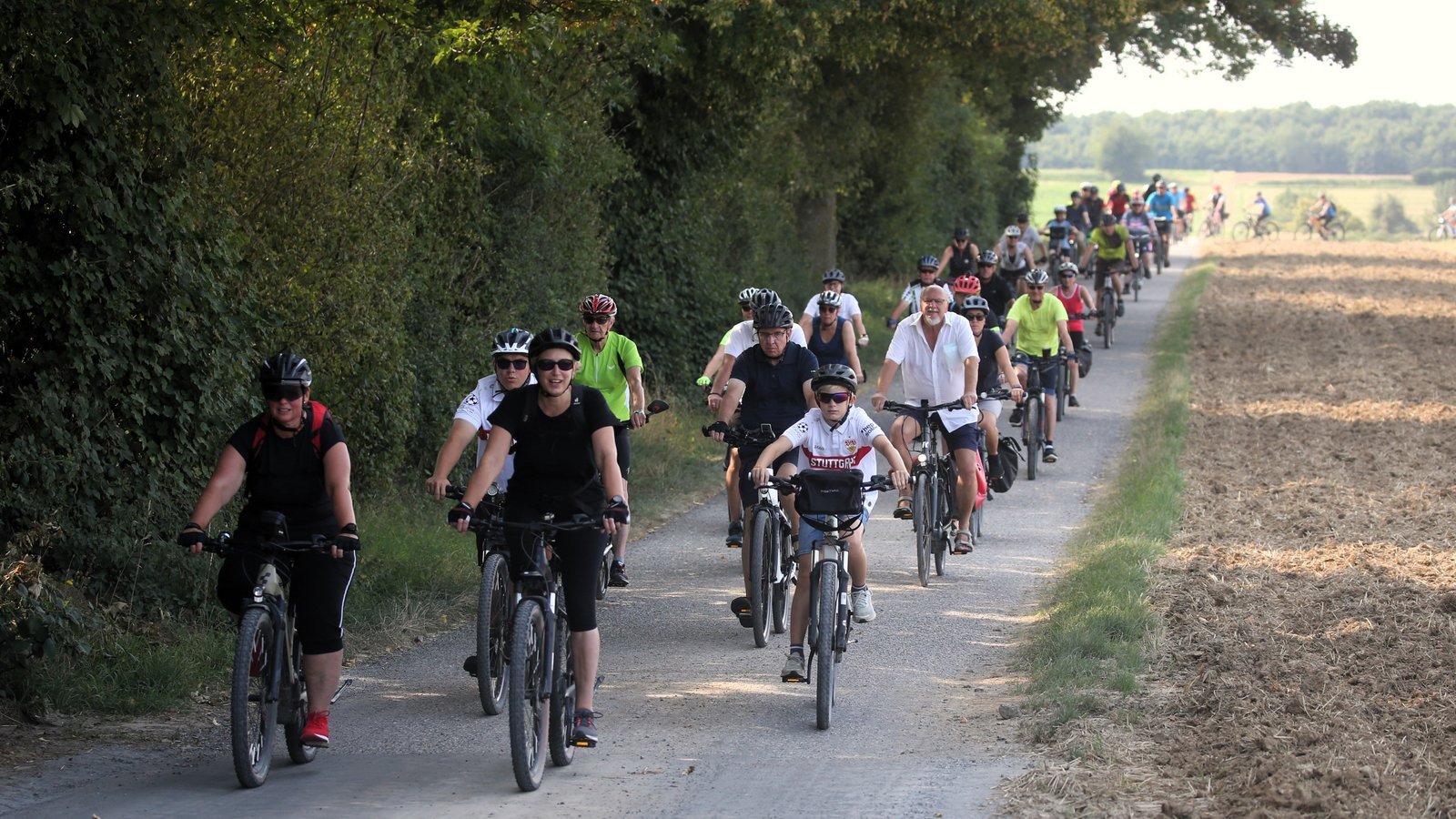 Anfangs sind die Radler noch dicht beisammen.