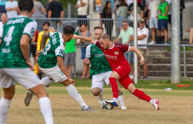 Im Testspiel gegen den TSV Oberensingen nehmen Köngens Spielertrainer Domenic Brück (links) und Yannik Kögler Samuel Bosler in die Mangel.<span class='image-autor'>Nico Bauhof</span>