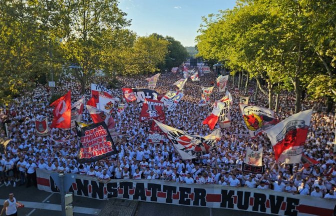 Die VfB-Fans ziehen in der Karawane Cannstatt zum Stadion.<span class='image-autor'>Andreas Rosar</span>