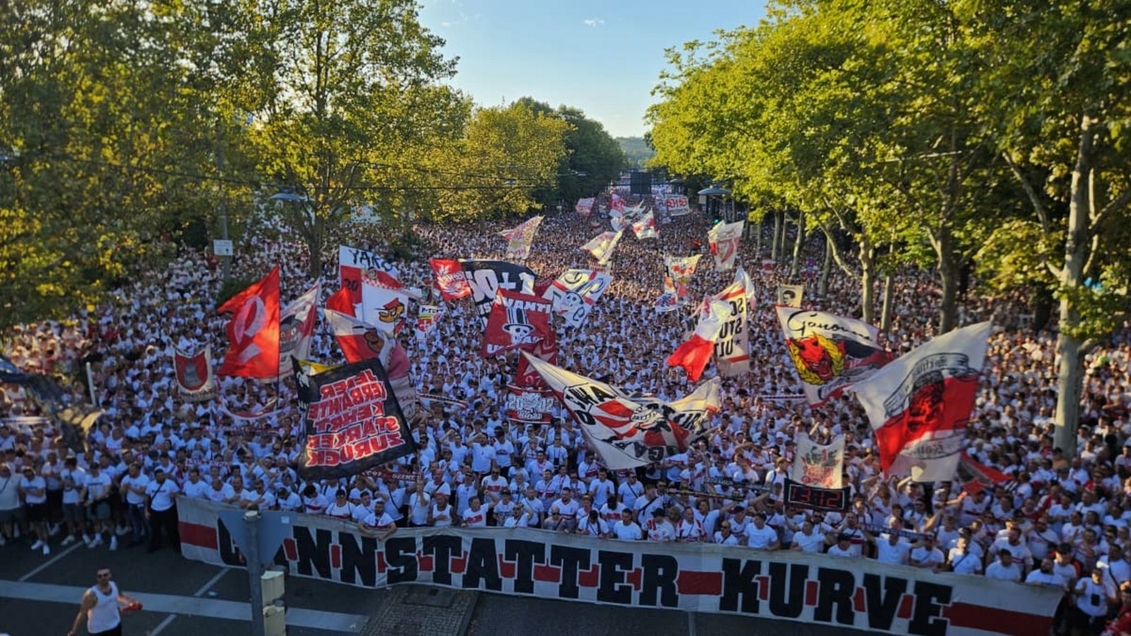 Die VfB-Fans ziehen in der Karawane Cannstatt zum Stadion.Andreas Rosar