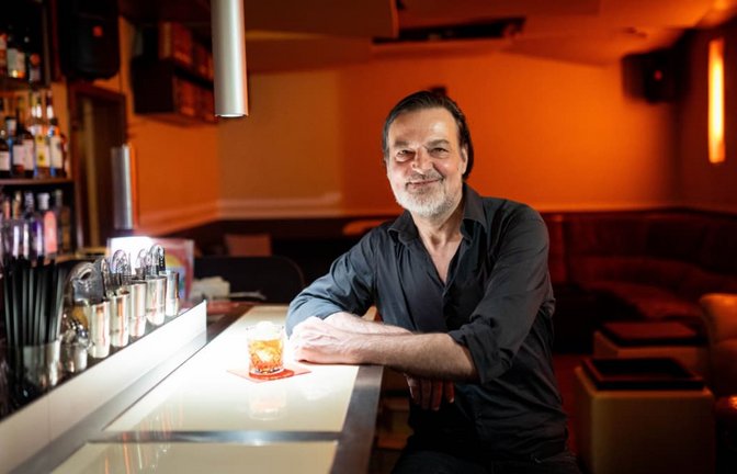 Ralf Groher betreibt seit 25 Jahren die Bar im Stuttgarter Westen. Eröffnet wurde das Lokal bereits 1997 - schon damals mit der Beleuchtung in Orange und dem auf „Bar“ reduzierten Namen.<span class='image-autor'>Lichtgut/Julian Rettig</span>