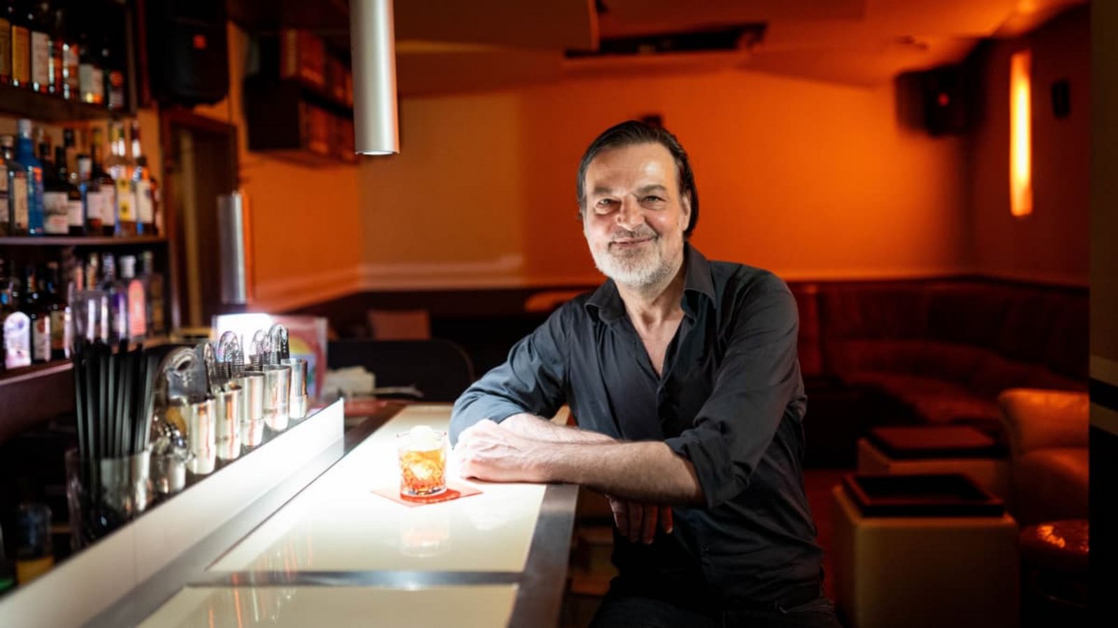 Ralf Groher betreibt seit 25 Jahren die Bar im Stuttgarter Westen. Eröffnet wurde das Lokal bereits 1997 - schon damals mit der Beleuchtung in Orange und dem auf „Bar“ reduzierten Namen.Lichtgut/Julian Rettig