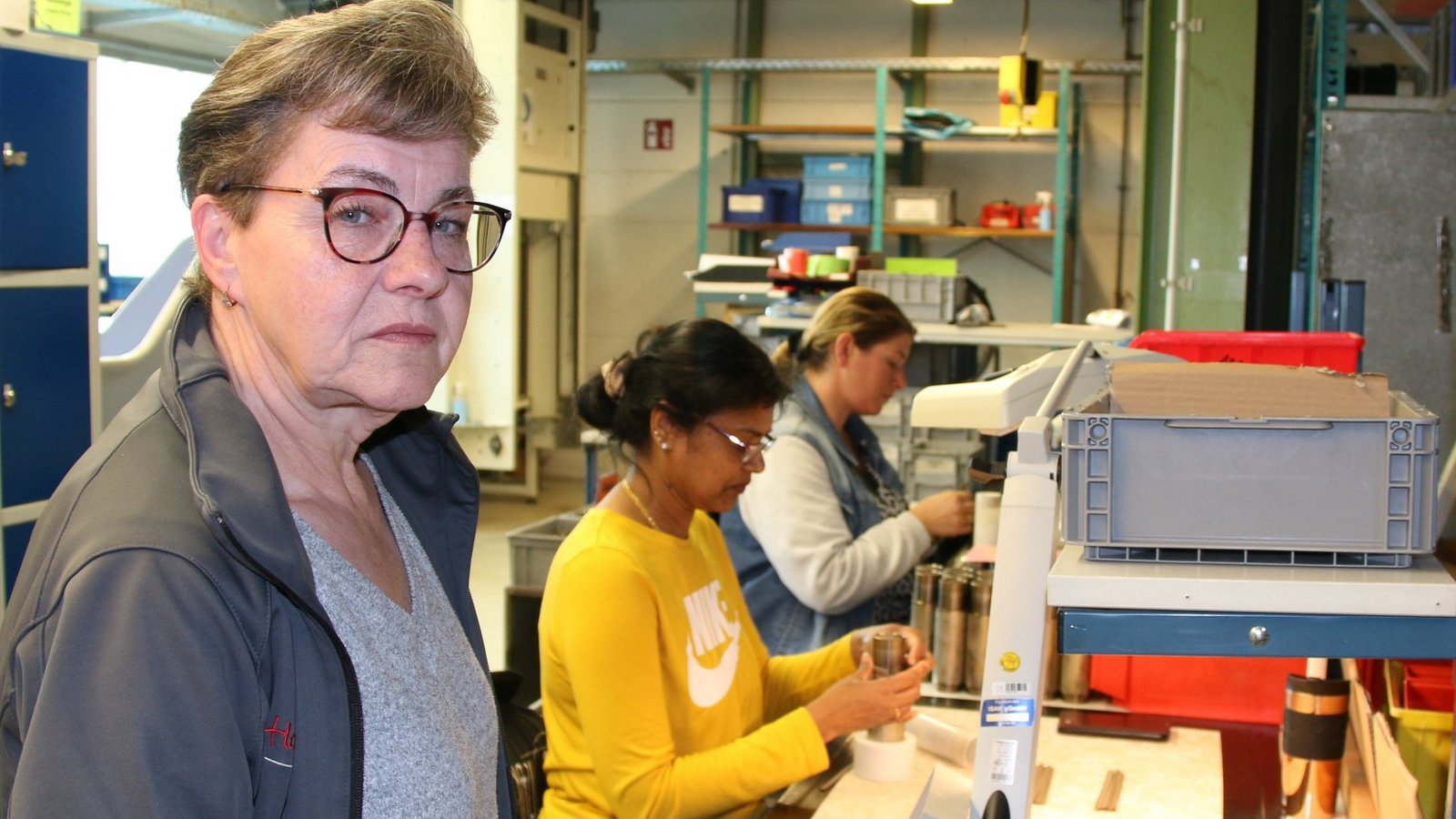 Manuela Pötzsch (l.) in der Isak-Produktion in Sachsenheim. „Wir sind ein normaler Betrieb“, sagt die Schwerbehindertenvertreterin. Foto: Rieger
