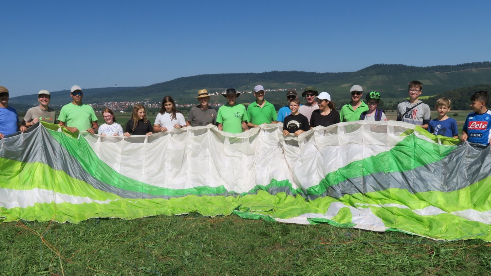 Abgehoben – die Hohenhaslacher Gleitschirmflieger waren Gastgeber beim Ferienprogramm der Stadt Sachsenheim. Foto: p Abgehoben – die Hohenhaslacher Gleitschirmflieger waren Gastgeber beim Ferienprogramm der Stadt Sachsenheim. Foto: p