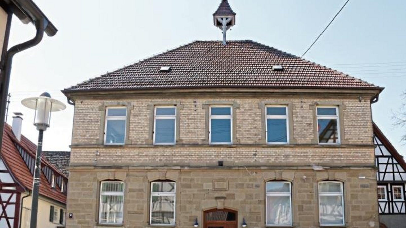 Ins alte Schützinger Rathaus kommen Flüchtlinge, aber davor muss der Bebauungsplan geändert werden. Foto: Bögel Ins alte Schützinger Rathaus kommen Flüchtlinge, aber davor muss der Bebauungsplan geändert werden. Foto: Bögel