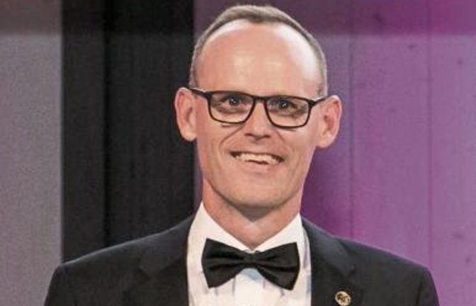 Sven Rentschler mit dem Vertrauenspreis, der in Karlsruhe verliehen wurde. Foto:  p