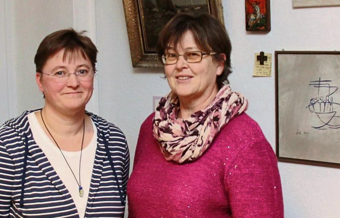 Karin Großkopf (links) und Elke Gratz leiten den Arbeitskreis Asyl in Oberriexingen. Foto: Lung