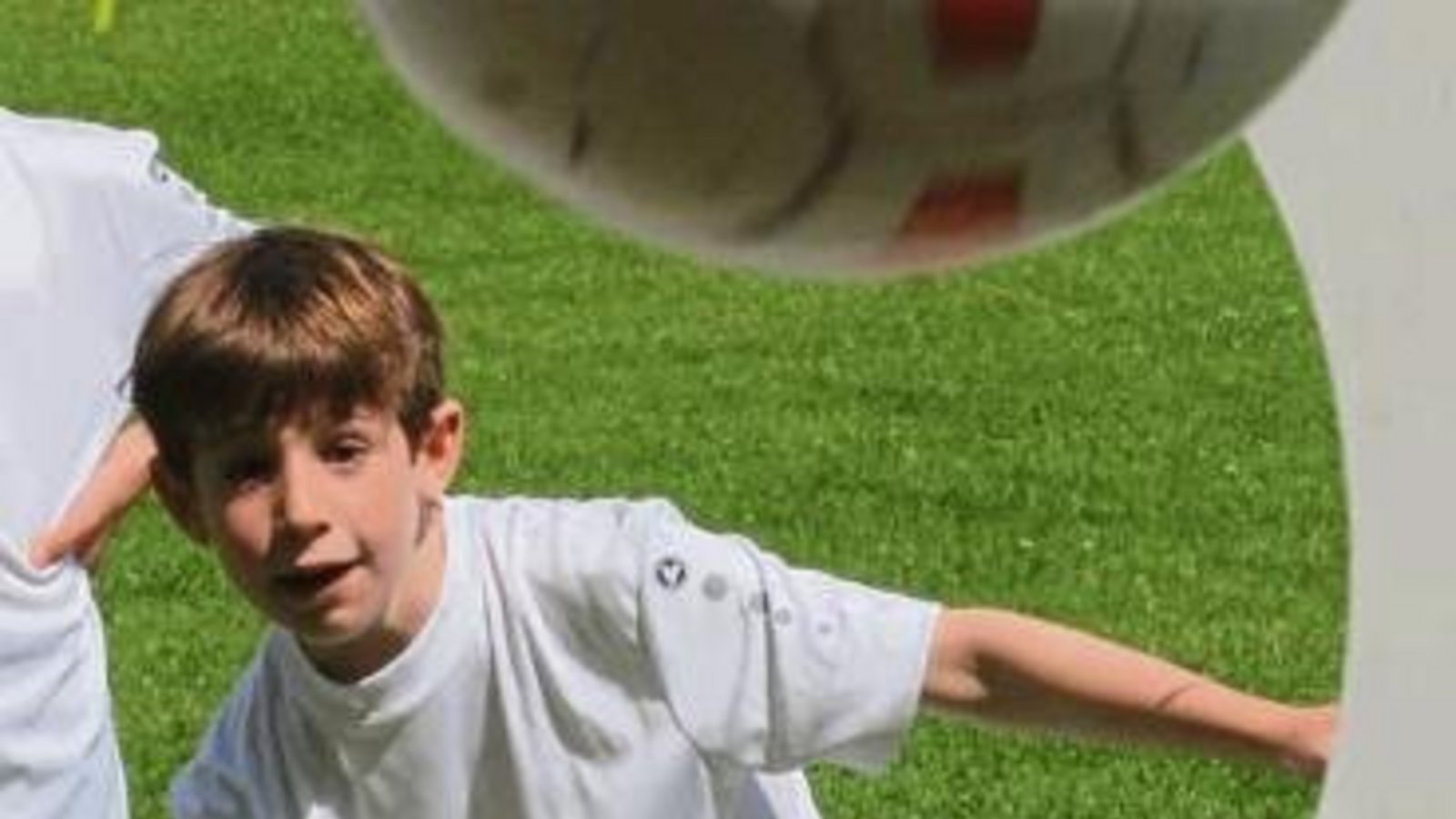Der Umgang mit dem Ball stand im Vordergrund beim Fußball-Jugendcamp des SV Illingen (rechts oben). Aufgelockert wurden Dribbling- und Schusstrainingsübungen zum Beispiel durchs Torwandschießen (links), bei dem die Trainer Dennis Mantai und Jochen Conradt Der Umgang mit dem Ball stand im Vordergrund beim Fußball-Jugendcamp des SV Illingen (rechts oben). Aufgelockert wurden Dribbling- und Schusstrainingsübungen zum Beispiel durchs Torwandschießen (links), bei dem die Trainer Dennis Mantai und Jochen Conradt