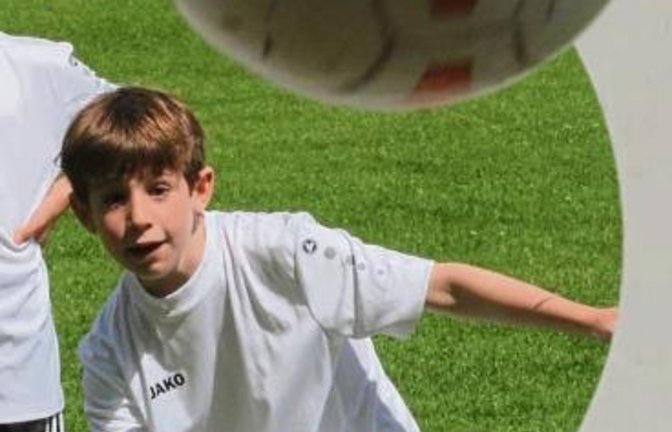 Der Umgang mit dem Ball stand im Vordergrund beim Fußball-Jugendcamp des SV Illingen (rechts oben). Aufgelockert wurden Dribbling- und Schusstrainingsübungen zum Beispiel durchs Torwandschießen (links), bei dem die Trainer Dennis Mantai und Jochen Conradt