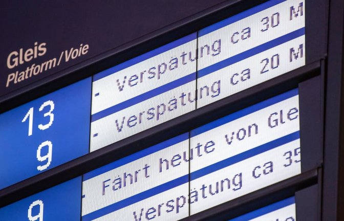 Die Hitze macht der Bahn zu schaffen. An einer Strecke kommt es nun zu Ausfällen. (Symbolfoto)<span class='image-autor'>Fabian Sommer/dpa</span>