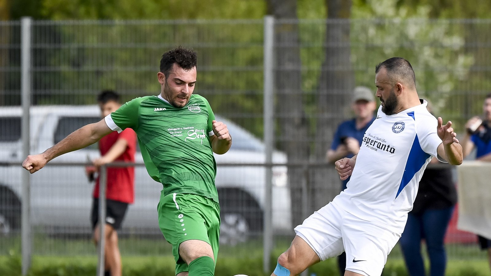 Benaja Mauch (links) trifft mit Kleinglattbach auf den SV Leonberg/Eltingen II. Foto: Leitner