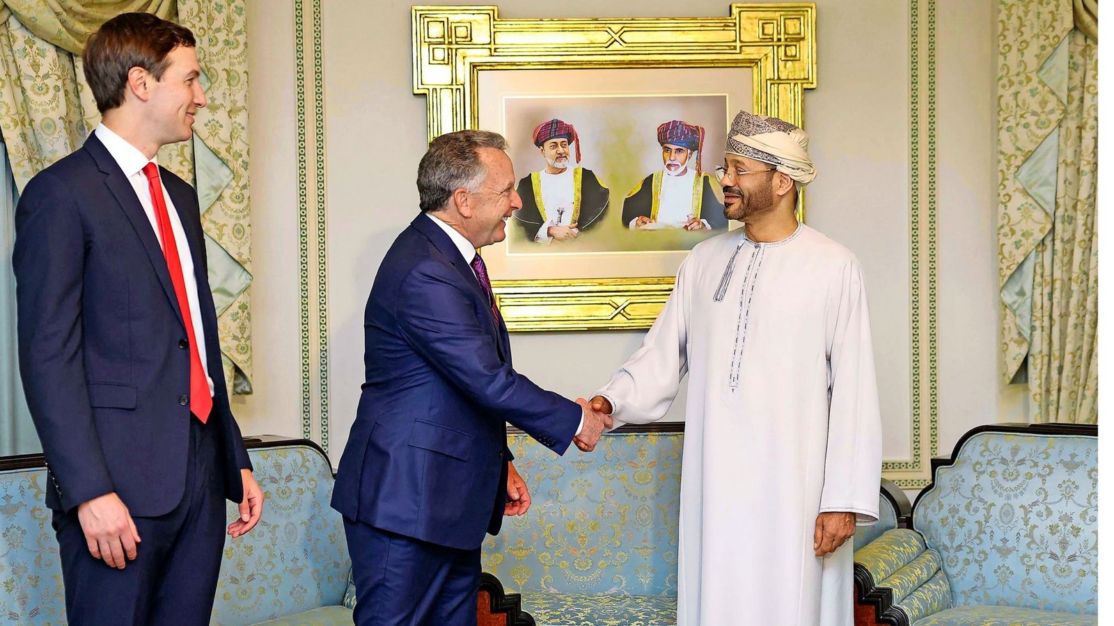 mans Außenminister Badr bin Hamad al-Busaid (r.) begrüßt den US-Gesandten Steve Witkoff und  Donald Trumps Schwiegersohn Jared Kushner (li.).Foto: AFP/HANDOUT