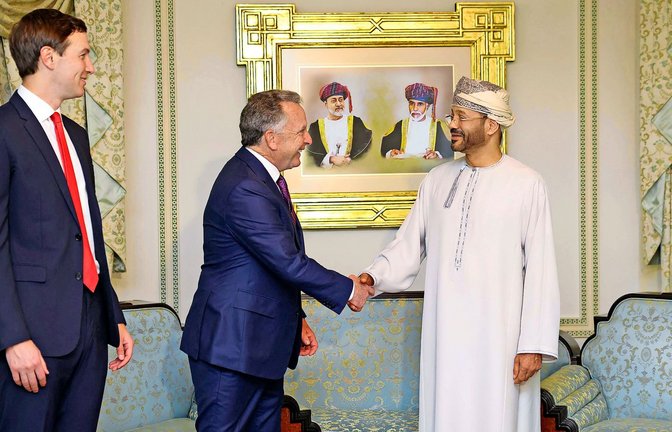 mans Außenminister Badr bin Hamad al-Busaid (r.) begrüßt den US-Gesandten Steve Witkoff und  Donald Trumps Schwiegersohn Jared Kushner (li.).<span class='image-autor'>Foto: AFP/HANDOUT</span>
