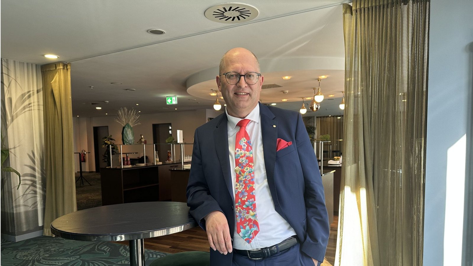 Lehrerpräsident Stefan Düll argumentiert, auch der kluge Umgang mit Instagram und TikTok müsse erlernt werden.Foto: Jörg Ratzsch/dpa Lehrerpräsident Stefan Düll argumentiert, auch der kluge Umgang mit Instagram und TikTok müsse erlernt werden.Foto: Jörg Ratzsch/dpa