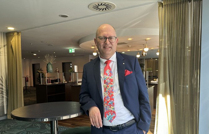 Lehrerpräsident Stefan Düll argumentiert, auch der kluge Umgang mit Instagram und TikTok müsse erlernt werden.<span class='image-autor'>Foto: Jörg Ratzsch/dpa</span>