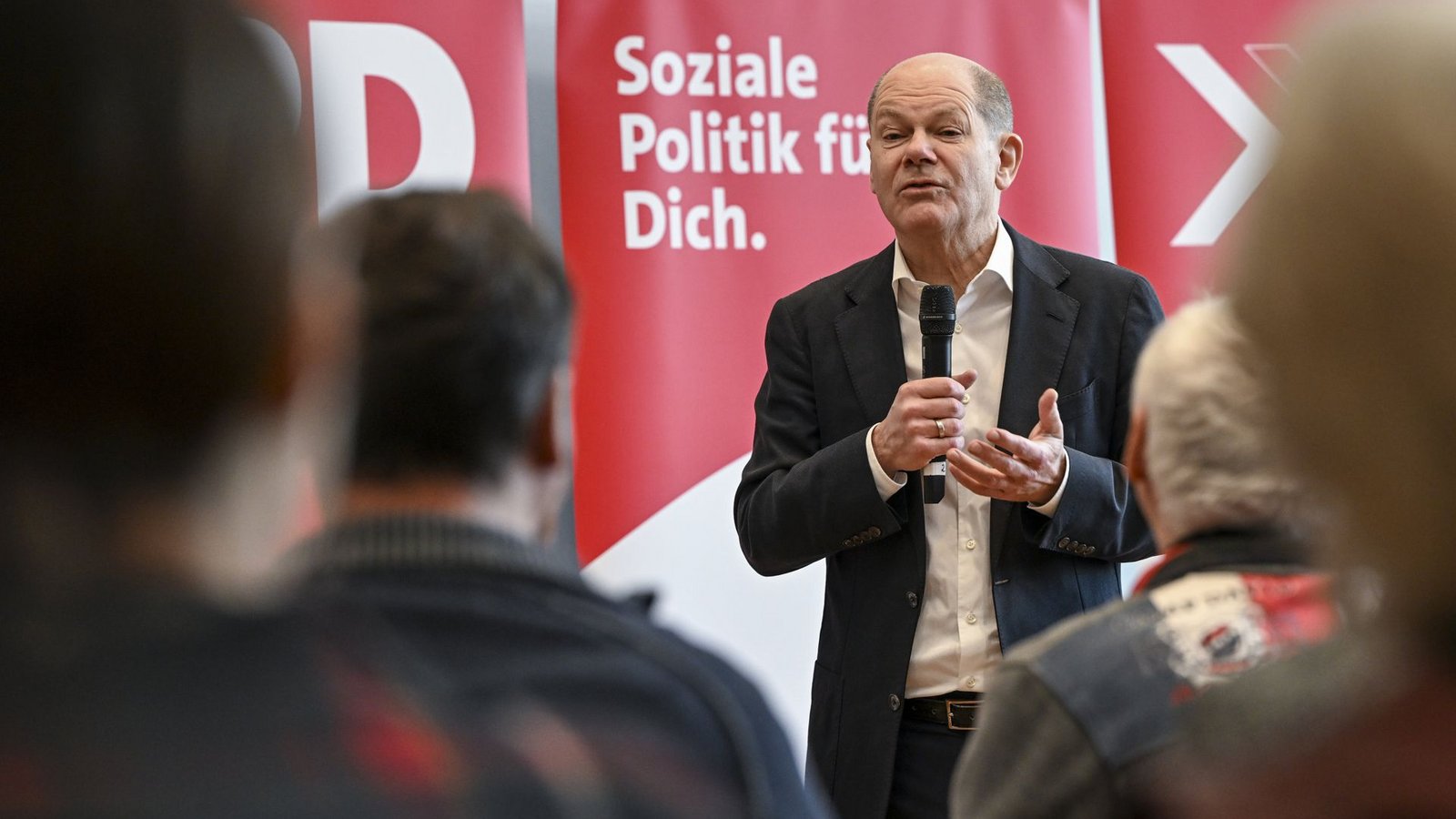 Kanzler Olaf Scholz warnt davor, dass künftig viele Lehrerinnen und Lehrer fehlen könnten.Foto: dpa/Jens Kalaene